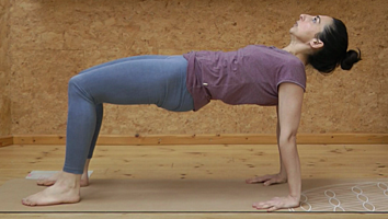 Video: Detox Yoga: stärke deine Bauchmuskeln